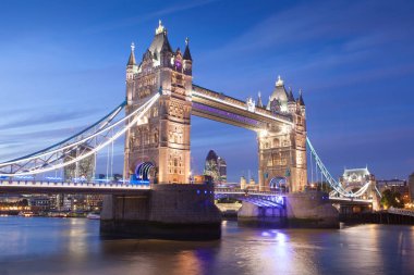 gece Londra Tower Köprüsü