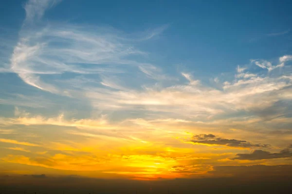 Sonnenuntergang Himmel Hintergrund im Sommer — Stockfoto
