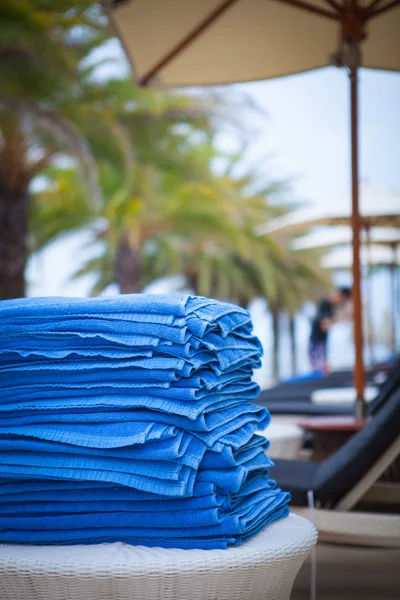 Towel on the swimming pool for summer and holiday concept — Stock Photo, Image