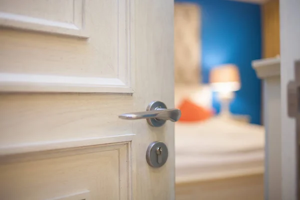 Mão abrindo a porta do quarto para o conceito de hotel e casa — Fotografia de Stock