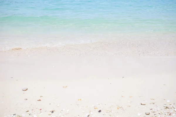 휴일을 기념하기 위해 태국의 해변 과 모래 — 스톡 사진