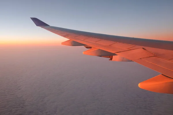 Vista da janela do avião ao pôr do sol para conceito de férias — Fotografia de Stock