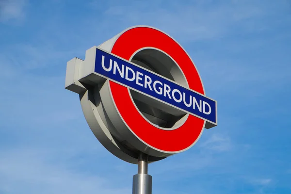 Londra 'da yeraltı tren tabelası 