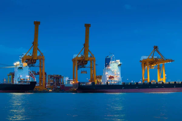 Muelle logístico y puerto para concepto comercial —  Fotos de Stock