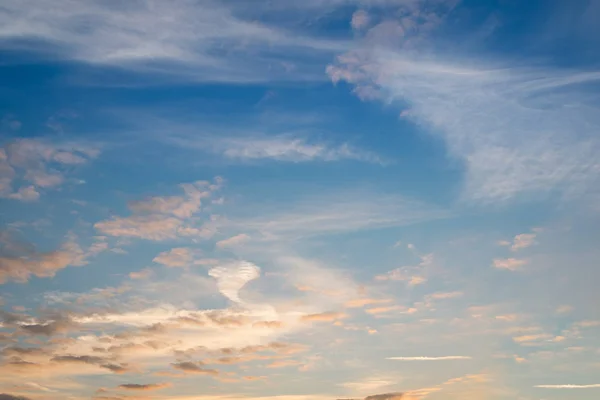 Céu por do sol no verão para conceito de férias — Fotografia de Stock