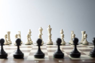 Satranç şekil, iş kavramı stratejisi, liderlik, ekip ve su
