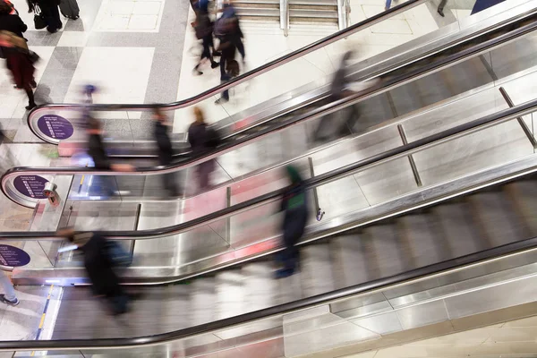 Blur Movement Business people walking on escalator in Rush Hour — Stock Photo, Image