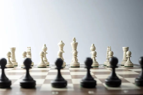 Шахова фігура, стратегія бізнес-концепції, лідерство, команда і су — стокове фото
