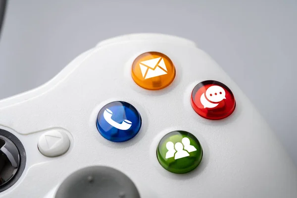 Kontaktujte nás ikona na barevném herním ovladači — Stock fotografie