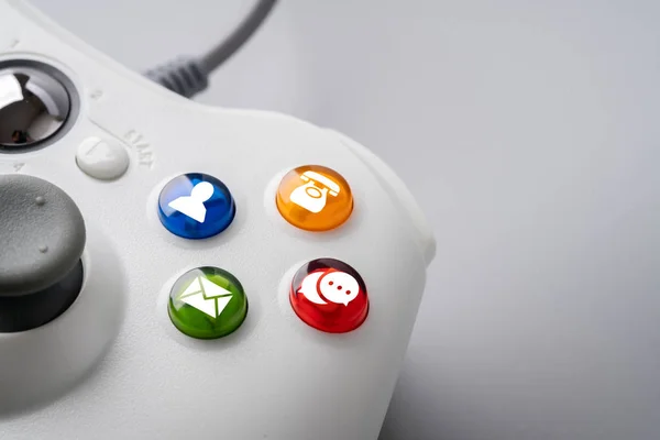 Contacte-nos ícone no controlador de jogo colorido — Fotografia de Stock