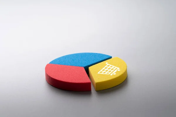 Ícone de compras on-line no quebra-cabeça colorido gráfico torta — Fotografia de Stock