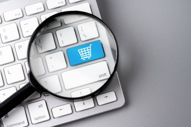 Eski bilgisayar klavyesinde çevrimiçi alışveriş & iş simgesi