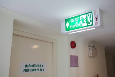 Evdeki yangın çıkışı tabelası.