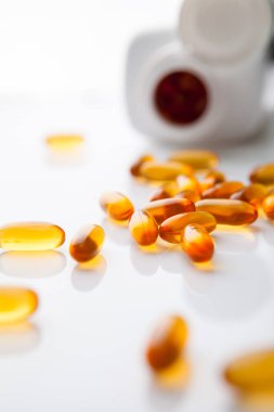 Sağlıklı konsept için vitamin kapsülü balık yağı