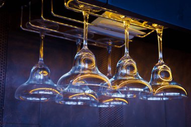 Restoranda ve barda cam izleri var.