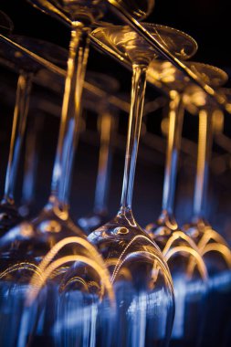 Restoranda ve barda cam izleri var.