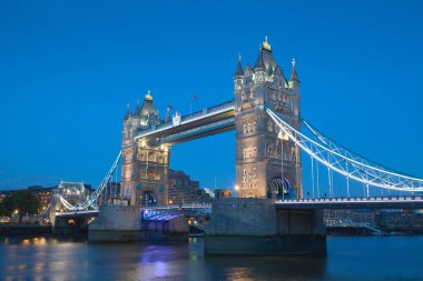 gece Londra Tower Köprüsü