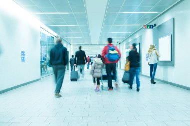 Yeraltı tren istasyonunda insan dolaşımı