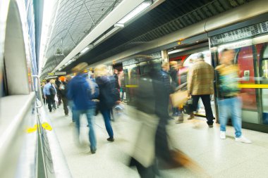 Yeraltı tren istasyonunda insan dolaşımı