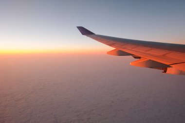 Günbatımında tatil konsepti için uçak penceresi görünümü