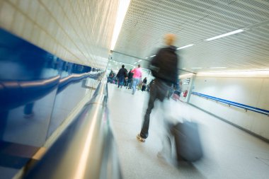 Yeraltı tren istasyonunda insan dolaşımı