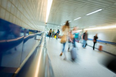Yeraltı tren istasyonunda insan dolaşımı