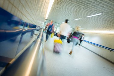 Yeraltı tren istasyonunda insan dolaşımı