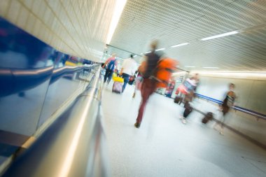 Yeraltı tren istasyonunda insan dolaşımı