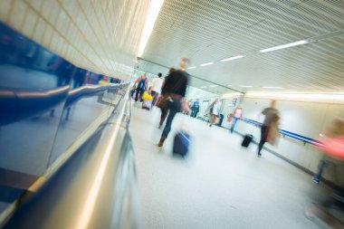 Yeraltı tren istasyonunda insan dolaşımı