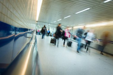 Yeraltı tren istasyonunda insan dolaşımı