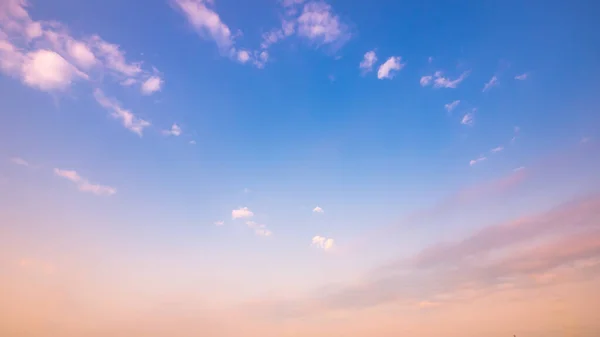 Céu claro e pôr-do-sol com nuvem no verão — Fotografia de Stock