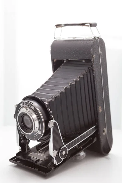 Винтажная и ретро-камера в студии — стоковое фото