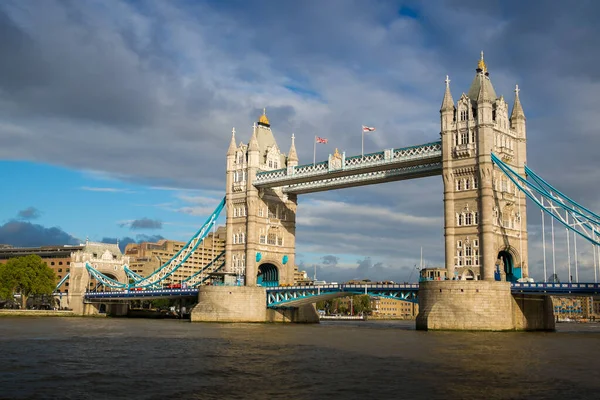 Tower bridge v Londýně v noci — Stock fotografie