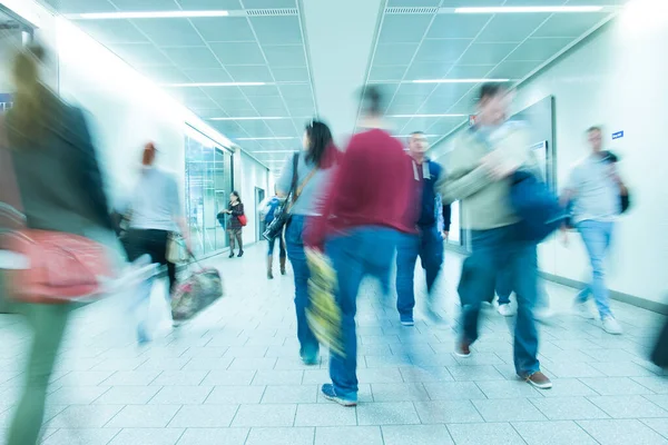 Movement of people at the underground train station — Stock Photo, Image