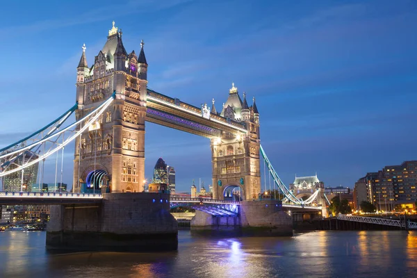 Tower bridge v Londýně v noci — Stock fotografie