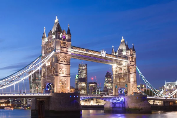 Tower bridge v Londýně v noci — Stock fotografie