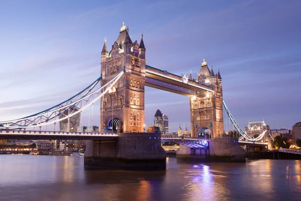 Tower bridge v Londýně v noci — Stock fotografie