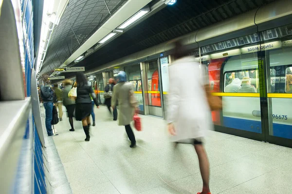 Movement of people at the underground train station — Stock Photo, Image