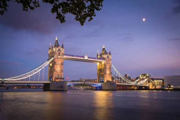 Tower bridge v Londýně v noci — Stock fotografie