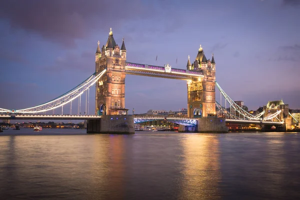 Puente de la torre en Londres por la noche —  Fotos de Stock
