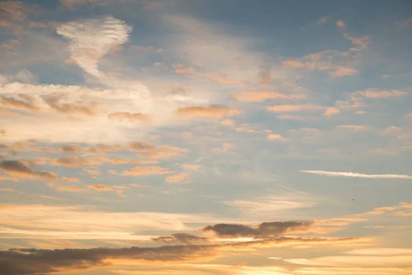 Закатное небо летом для концепции отпуска — стоковое фото