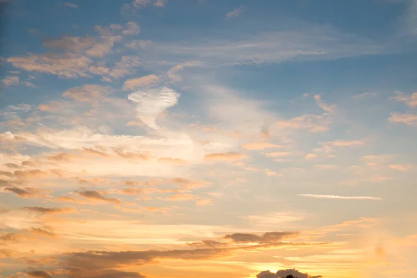Закатное небо летом для концепции отпуска — стоковое фото