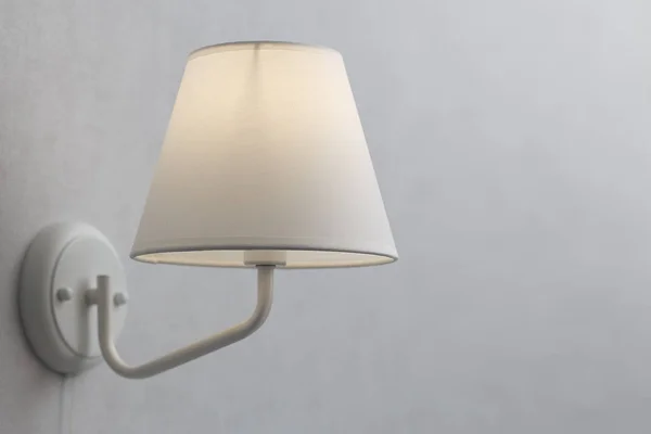 Настенная лампа с белым оттенком от холста — стоковое фото