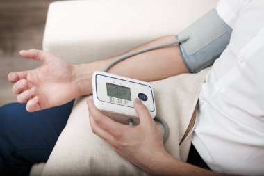 Elektronik tonometre ile kan basıncı ölçümü.