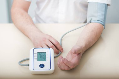 Elektronik tonometre ile kan basıncı ölçümü.
