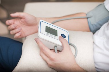 Elektronik tonometre ile kan basıncı ölçümü.