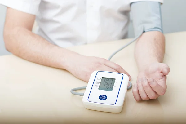 Measurement of blood pressure by an electronic tonometer. — Stock Photo, Image