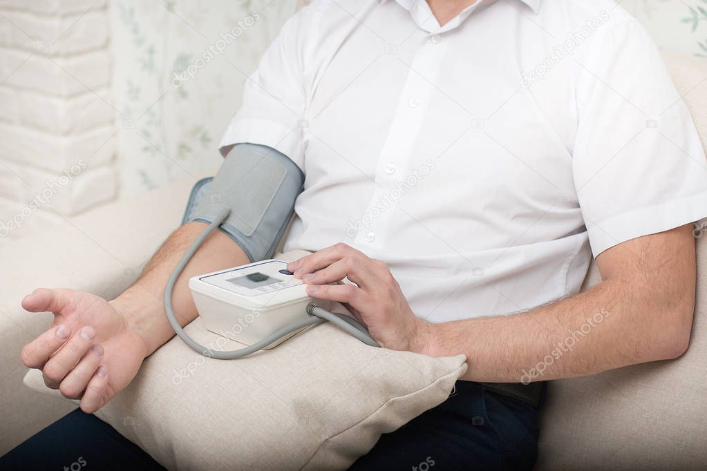 Measurement of blood pressure by an electronic tonometer.