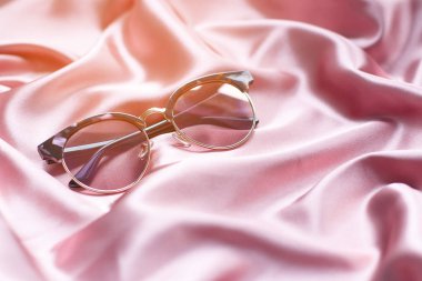 Güzel pembe arka plan üzerinde yuvarlak degrade güneş gözlüğü.