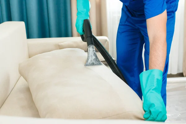 Ein Mitarbeiter einer Reinigungsfirma sorgt für die chemische Reinigung und Dampfreinigung des Sofas. Dampfreiniger — Stockfoto